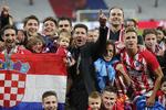 El técnico argentino Diego Simeone junto al Club Atlético de Madrid, celebrando su victoria.