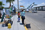 Por los bulevares de La Laguna se pueden ver puestos con trompetas, sombreros, banderas, playeras entre otros artículos para animar al Santos.