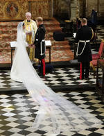 Justo antes de la novia hicieron su entrada en el templo la reina Isabel II, de 92 años, junto a su marido, el duque de Edimburgo, de 96 años.