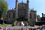 La entrada de Markle, de 36 años, a la capilla de San Jorge del castillo de Windsor fue espectacular.