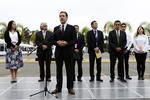El candidato independiente a la Presidencia de México Jaime Rodríguez, acompañado de su esposa Adalina Davalos e hijos a su llegada al segundo debate.