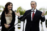 El candidato presidencial José Antonio Meade llegando al campus universitario acompañado de su esposa Juana Cuevas.