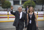 El candidato presidencial José Antonio Meade llegando al campus universitario acompañado de su esposa Juana Cuevas.