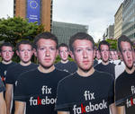 Activistas de Avaaz.org colocaron cartones con la forma de Mark Zuckerberg en tamaño real frente a la sede del Parlamento Europeo.