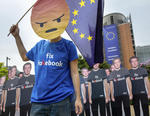 Activistas de Avaaz.org colocaron cartones con la forma de Mark Zuckerberg en tamaño real frente a la sede del Parlamento Europeo.