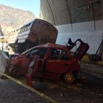 Un camión que trasladaba a jornaleros hacia el puerto de Mazatlán protagonizó un choque que implicó a un automóvil marca Pontiac, línea Matiz, color rojo.