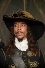 De pirata también actuó en la serie española Piratas, que se estrenó en el 2011 también.