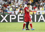 Salah salió entre lágrimas por una lesión luego de recibir una dura entrada de Ramos.