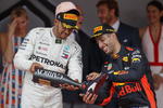Ricciardo y Hamilton festejan durante la entrega de premios.