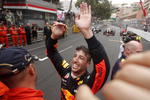 Ricciardo y Hamilton festejan durante la entrega de premios.
