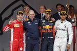 Los tres pilotos posan junto a Adrian Newey, parte del equipo de trabajo de Red Bull.