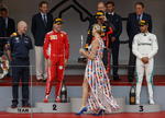 La princesa Charlene fue la encargada de entregar los premios a los pilotos.