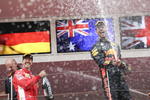 Ricciardo festeja con Vettel y Hamilton.