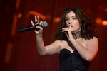 LORDE. Según la revista Billboard, Lorde tiene una «bien definida presencia» en el escenario.​ Sus presentaciones se caracterizan por sus movimientos «únicos e intensos», compuestos de gesticulaciones de manos, brazos y cabeza. Su estilo ha sido comparado con el de Lana del Rey.