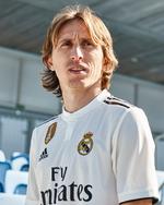 El centrocampista croata Luka Modric se siente cómodo y dinámico con este nuevo diseño de lineas cortas.