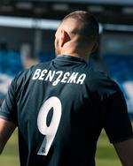 El delantero francés Karim Benzema presumiendo su número.