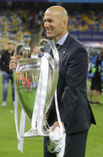 Zidane y la plantilla estuvieron en el Ayuntamiento de Madrid, dentro de los festejos por la 13.ª Champions.