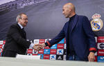 Florentino Pérez y Zinedine Zidane en la conferencia de este día en que el francés dimitía como técnico merengue.