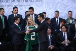 El capitán del equipo y quien está a punto de cumplir su quinta Copa del Mundo, Rafael Márquez, fue el encargado de entregar una playera al presidente de México y a su esposa, además de asegurar que van con la ilusión de conquistar el título.
