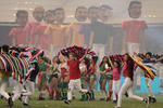 Bailarines, botargas y hombres caracterizados inundaron la cancha del Azteca en la pausa de los 15 minutos.