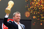 De la mano de Lothar Matthaus, campeón del mundo con Alemania en 1990, el trofeo de la Copa Mundial de la FIFA llegó Moscú.