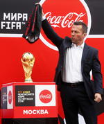 Campeón del Mundo en 1990, Matthaus fue quién recibió a la Copa del Mundo.