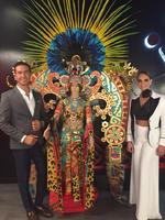 Aquí se le puede ver vistiendo el traje típico "Reina Jaguar" el cual fue diseñado por el duranguense Eduardo Estrada.