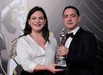 La actriz Daniela Vega y el productor Sebastián Lelio de Chile, recibieron anoche el premio Ariel por Una mujer fantástica.