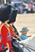 Como cada año, la reina Isabel encabezó la procesión de vuelta a Palacio de Buckingham y en otro carruaje viajaron juntas Catalina, duquesa de Cambridge, y Camila, duquesa de Cornualles.