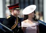 Los duques de Sussex saludaron sonrientes a las multitudes, que cada año se dan cita en las inmediaciones del Palacio de Buckingham para presenciar el desfile militar y ver de lejos a la familia real británica.