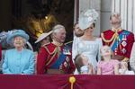 Los duques de Sussex saludaron sonrientes a las multitudes, que cada año se dan cita en las inmediaciones del Palacio de Buckingham para presenciar el desfile militar y ver de lejos a la familia real británica.