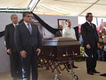 La ceremonia fue presidida por Miguel Ángel Riquelme Solís, quien entregó un lienzo con el escudo de Piedras Negras a Cynthia Villarreal, viuda de Fernando Purón.