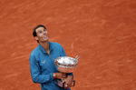 Nadal festeja mirando al cielo con su nuevo título de Roland Garros.