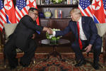 Trump dijo a los periodistas que el encuentro a solas había ido "muy, muy bien", y Kim no respondió a la pregunta de si está dispuesto a deshacerse de sus armas nucleares.
