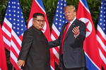 Tras un año de tensión internacional, el presidente de Estados Unidos, Donald Trump y el líder de Corea del Norte, Kim Jong-un, se dieron la mano previo al arranque de la histórica cumbre entre ambas naciones.
