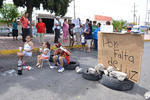 Vecinos de la colonia Jacarandas bloquearon la mañana de este martes con cajas de plástico y llantas el Paseo de los Álamos, a la altura de la calle Granados.
