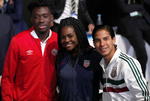 Los futbolistas Diego Lainez (D), Brianna Pinto de EU y Alphonso Davis (I) durante la ceremonia de selección de sede para la Copa del Mundo 2026.