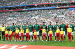 El cuadro mexicano canta el himno nacional.