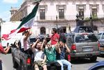 Duranguenses festejan en el Centro Histórico el triunfo de México.