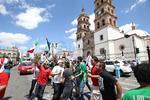 Duranguenses festejan en el Centro Histórico el triunfo de México.