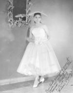 17062018 Ma. Luisa VÃ¡zquez Machado en sus XV aÃ±os celebrando con un baile en el JardÃ­n Los Cipreses en 1957.