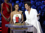 Lakeith Stanfield, izquierda, y Tessa Thompson presentan el premio al mejor villano en los MTV Movie and TV Awards.