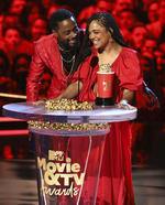 Lakeith Stanfield, izquierda, y Tessa Thompson presentan el premio al mejor villano en los MTV Movie and TV Awards.
