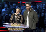 Kristen Bell, a la izquierda, y Seth Rogen presentan el premio a la mejor actuación cómica en los premios MTV Movie and TV Awards.