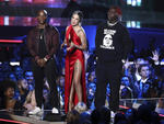 Charlamagne Tha God, desde la izquierda, Halsey y Lil Yachty presentan el premio a la mejor serie de realidad en los premios MTV Movie and TV Awards.