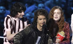 Finn Wolfhard, desde la izquierda, Gaten Matarazzo y Sadie Sink aceptan el premio al mejor espectáculo por Stranger Things.
