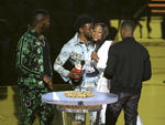 Michael B. Jordan, a la izquierda, y Mila Kunis presentan el galardón por robar escenas en los MTV Movie and TV Awards.