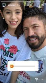 El lagunero Oribe Peralta compartió una foto junto a su hija.