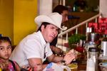 Raúl Sandoval acudió al Mercado Juárez donde convivió con sus fans que se le acercaban.