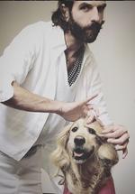 Vincent Flouret, artista y fotógrafo de celebridades, dedica su cuenta de Instagram a su perro, Max.